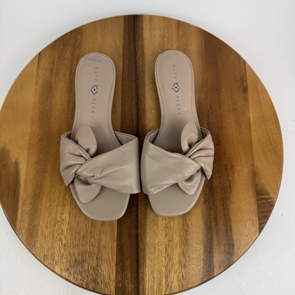 New Womens Katy Perry The Halie Bow Beige Faux Leather Slip On Slides Size 9.5 M
